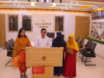 আশামনিকে সেলাই মেশিন দিলো জেলা প্রশাসন
