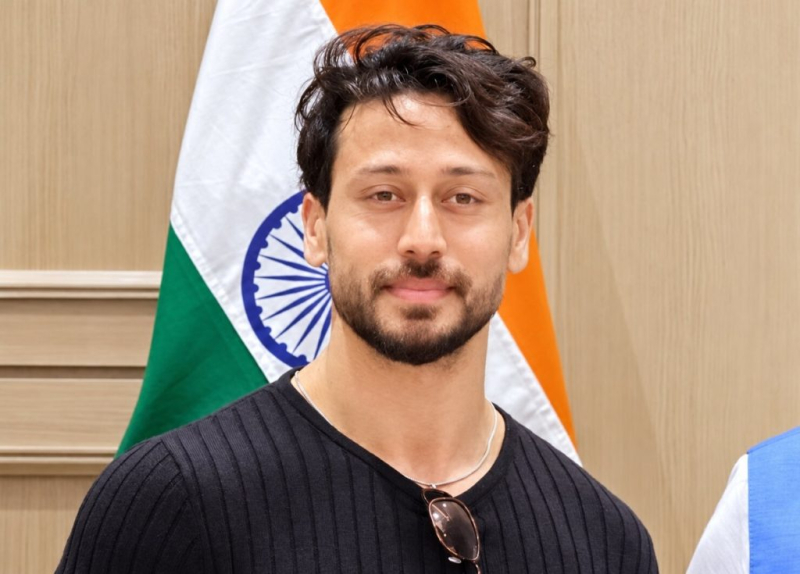 মুম্বাইয়ে টাইগার শ্রফের গাড়িতে বন্দুকধারীদের হামলা